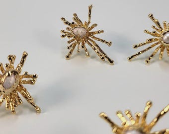 Pendientes de perla con forma de estrella dorada / Latón texturizado, Celestial Jewelry