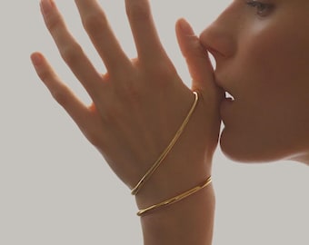 Pulsera ajustable moderna de latón chapado en oro hecha a mano – Brazalete moderno