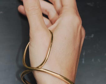 Brazalete geométrico de latón chapado en oro, joyería minimalista de banda abierta.