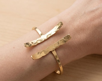 Pulsera tipo brazalete de oro martillado – Brazalete llamativo chapado en oro pulido, brazalete abierto ajustable