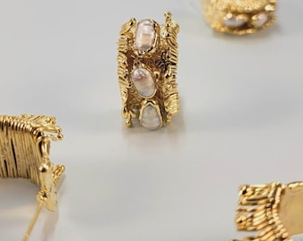 Pendientes de aro con perlas doradas gruesas / Pendientes Huggies de latón texturizado