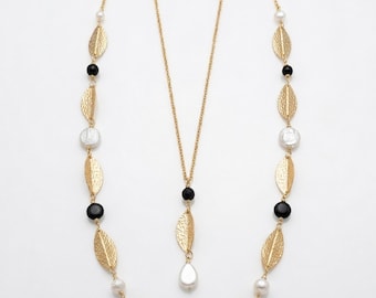 Collar con hoja de oro martillado, perlas Majorica, cristales negros azabache, joyería llamativa
