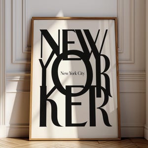 Puede incluir: Una lámina rectangular enmarcada con el texto negro en negrita NEW YORKER apilado verticalmente sobre un fondo crema. Centrado dentro de la letra O grande se encuentra el texto negro más pequeño New York City en una tipografía serif limpia.