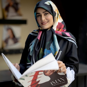 Fyrkantig sidenhalsduk i twill 110 cm | blommönster hijab | Elegant accessoar för kvinnor