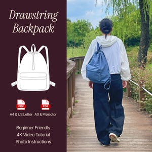 Könnte beinhalten: Ein blauer Rucksack mit Kordelzug, einer Reißverschlusstasche vorne und Schultergurten. Das Bild enthält den Text Drawstring Backpack, PDF, A4 & US Letter, A0 & Projector, Beginner Friendly, 4K Video Tutorial und Photo Instructions.