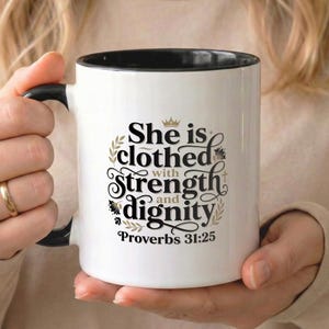 Tazza cristiana Proverbi 31:25, tazza da caffè in ceramica da 11 once, tazza con versetti della Bibbia, regalo di tazza da caffè cristiana per donne, regalo basato sulla fede, tazza con le Scritture