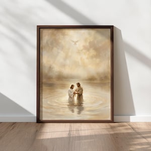 Puede incluir: Una impresión de arte mural enmarcada que representa una escena de bautismo en el agua. Dos figuras están de pie en el centro, rodeadas de luz dorada suave y nubes. Una paloma es visible en el cielo, con rayos de luz descendiendo hacia abajo.