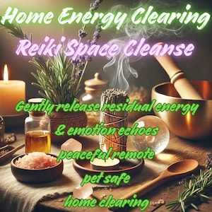 Peut inclure: Composition d'objets pour le nettoyage énergétique de la maison, comprenant une bougie allumée, un fagot de sauge, un bol chantant et des cristaux. Le texte sur l'image indique : "Home Energy Clearing, Reiki Space Cleanse, Gently release residual energy & emotion echoes, peaceful remote, pet safe, home clearing."