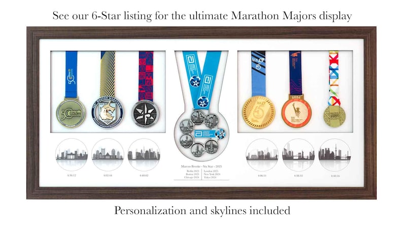 Puede incluir: Un marco rectangular de madera oscura que contiene una vitrina para medallas de marat&oacute;n. Incluye seis medallas colgantes con cintas de colores, un arreglo central de medallas y gr&aacute;ficos circulares de skylines con texto.