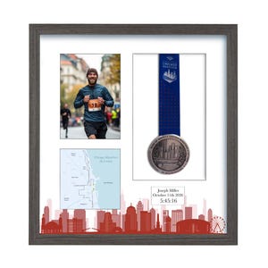Puede incluir: Un marco gris oscuro que muestra a un corredor con camiseta azul y dorsal 78, un mapa del marat&oacute;n de Chicago, una cinta azul con una medalla plateada con el horizonte de Chicago y una placa blanca con el texto Joseph Miller 11 de octubre de 2026 5:45:16.