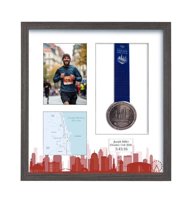 Puede incluir: Un marco gris oscuro que muestra a un corredor con camiseta azul y dorsal 78, un mapa del marat&oacute;n de Chicago, una cinta azul con una medalla plateada con el horizonte de Chicago y una placa blanca con el texto Joseph Miller 11 de octubre de 2026 5:45:16.