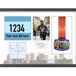 Può includere: Esposizione incorniciata con un pettorale con il numero 1234, una foto di un corridore, una mappa e una medaglia della maratona. La medaglia ha un nastro rosso e un design colorato con "Austin Marathon".
