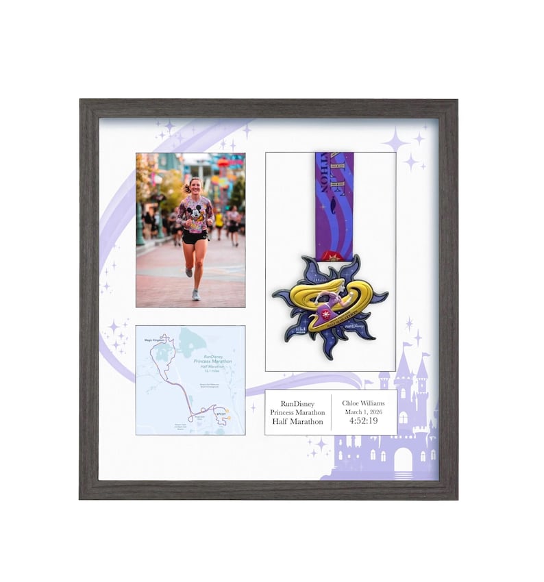 Pu&ograve; includere: Esposizione incorniciata con una foto di una corridora, una mappa della gara e una medaglia oro e viola. La medaglia ha un design a forma di sole con un nastro viola. La cornice &egrave; grigia e include il testo: RunDisney Princess Marathon Half Marathon.