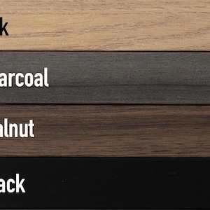 Puede incluir: Cuatro tiras de madera horizontales dispuestas en una pila. La tira superior es de color marr&oacute;n claro con la etiqueta Oak, la segunda es gris oscuro con Charcoal, la tercera es marr&oacute;n medio con Walnut y la inferior es negra con Black.