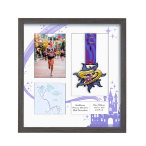 Pu&ograve; includere: Esposizione incorniciata con una corridora, una medaglia di gara e una mappa del percorso. La medaglia &egrave; oro e viola. La cornice include il testo "RunDisney Princess Marathon Half Marathon" e il nome e il tempo di gara della corridora.
