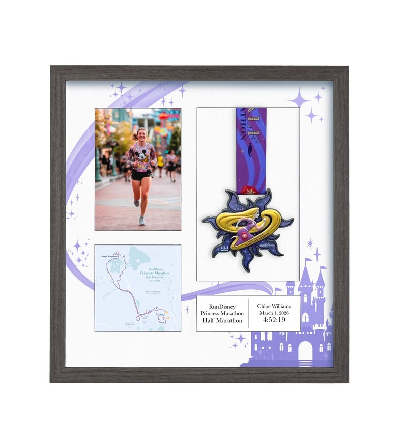Pu&ograve; includere: Esposizione incorniciata con una corridora, una medaglia di gara e una mappa del percorso. La medaglia &egrave; oro e viola. La cornice include il testo "RunDisney Princess Marathon Half Marathon" e il nome e il tempo di gara della corridora.