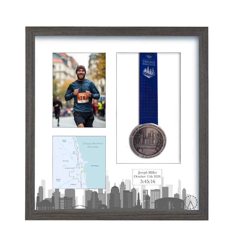 Puede incluir: Un marco cuadrado de color gris oscuro que contiene una foto de un corredor, una medalla del marat&oacute;n de Chicago con cinta azul, un mapa de la ruta de 26,2 millas y una placa blanca con el texto Joseph Miller, October 11th 2026, 5:45:16.