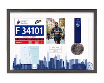 Puede incluir: Un marco de madera oscura que contiene un dorsal del maratón de Chicago número F 34101, una foto de un corredor, una medalla con cinta azul, un mapa de la ruta y una placa con el texto Joseph Moore, 11 de octubre de 2026, 5:24:06.
