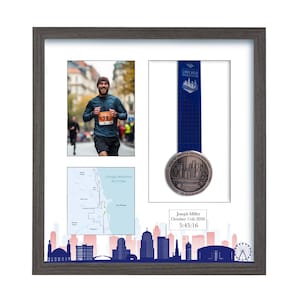 Puede incluir: Un marco gris oscuro que contiene una foto de un corredor, un mapa del marat&oacute;n de Chicago, una medalla con cinta azul y una placa blanca con el texto Joseph Miller, October 11th 2026, 5:45:16 sobre un gr&aacute;fico de silueta urbana.