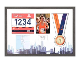 Puede incluir: Enmarcado conmemorativo de maratón con un dorsal con el número 1234, una foto de una corredora con el dorsal 110, una medalla y un mapa. El marco incluye una silueta del horizonte y el texto "#TCSNYCMarathon 2024".