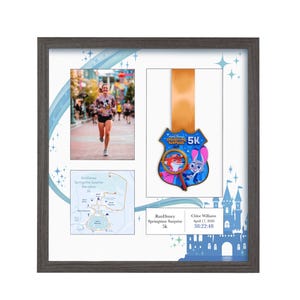 Könnte beinhalten: Gerahmtes Kunstwerk mit einem Läufer, einer Rennstreckenkarte und einer Medaille. Die Medaille hat ein blaues und rosa Design mit dem Text "RunDisney Springtime Surprise 5K". Der Rahmen ist dunkelgrau. Die Läuferin trägt ein Mickey Mouse-Oberteil.