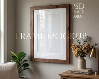 Könnte beinhalten: Rechteckiger Holzrahmen-Mockup mit weißem Passepartout, an einer neutralfarbenen Wand. Der Rahmen ist dunkelbraun mit sichtbarer Holzmaserung. Text auf dem Bild: "FRAME MOCKUP" und "PSD SMART OBJECT".