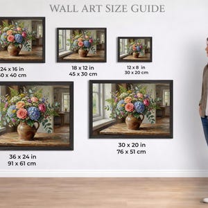 Puede incluir: Gu&iacute;a de tama&ntilde;os de arte mural con impresiones florales enmarcadas. Las impresiones muestran un jarr&oacute;n con flores coloridas, incluyendo rosas y hortensias, sobre una mesa de madera. Los tama&ntilde;os var&iacute;an de 30 x 20 cm a 91 x 61 cm.
