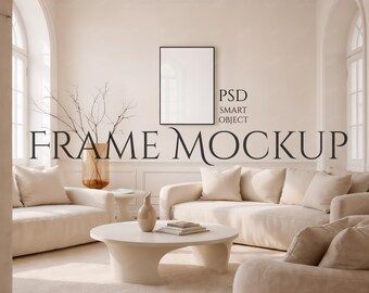 Könnte beinhalten: Ein helles, luftiges Wohnzimmer mit cremefarbenen Sofas, einem runden Couchtisch und einem gerahmten Kunstwerk. Die Worte "FRAME MOCKUP" sind in einer großen, eleganten Schriftart dargestellt. Eine Vase mit Zweigen und eine dekorative Vase sind ebenfalls zu sehen.