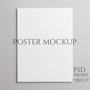 Puede incluir: Maqueta de póster blanco sobre fondo gris. El texto "POSTER MOCKUP" está centrado en la parte superior, con "PSD SMART OBJECT" en la parte inferior derecha. La imagen es un diseño limpio y minimalista, adecuado para mostrar obras de arte o diseños.