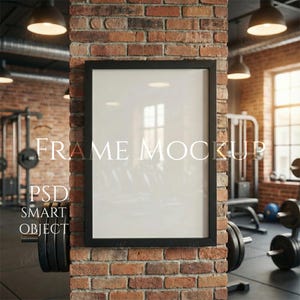 Può includere: Un mockup con cornice nera con il testo "FRAME MOCKUP" e "PSD SMART OBJECT" su un pilastro di mattoni in un ambiente di palestra. La palestra ha attrezzature per esercizi e pesi.