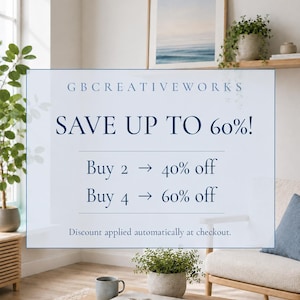 Puede incluir: Interior de una sala de estar con una mesa de centro de madera, un cuadro enmarcado y un letrero que dice "SAVE UP TO 60%!" con detalles de descuento. Una taza y un libro est&aacute;n sobre la mesa. Se ven plantas en macetas.