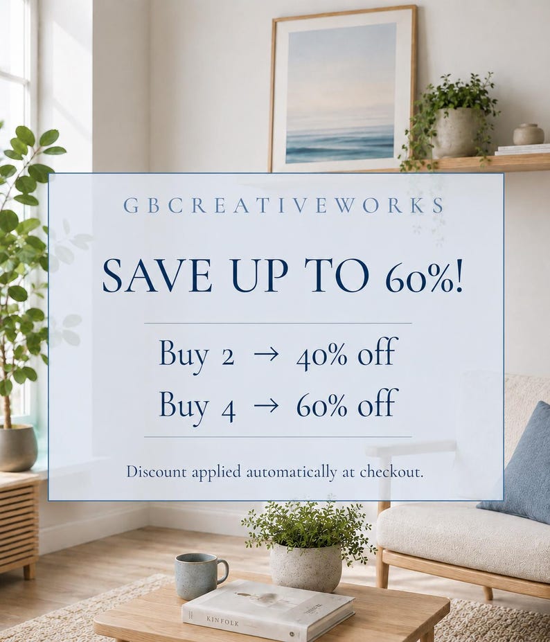 Puede incluir: Interior de una sala de estar con una mesa de centro de madera, un cuadro enmarcado y un letrero que dice "SAVE UP TO 60%!" con detalles de descuento. Una taza y un libro est&aacute;n sobre la mesa. Se ven plantas en macetas.