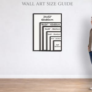 Puede incluir: Gu&iacute;a de tama&ntilde;os de arte mural con dimensiones en cent&iacute;metros. Las tallas incluyen: 24x32" (60x80cm), 18x24" (45x60cm), 15x20" (38x51cm), 12x16" (30x40cm), 9x12" (23x30cm) y 6x8" (15x20cm). Una mujer est&aacute; de pie junto a la gu&iacute;a.