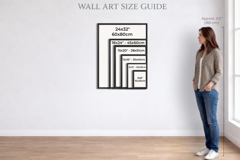 Puede incluir: Gu&iacute;a de tama&ntilde;os de arte mural con dimensiones en cent&iacute;metros. Las tallas incluyen: 24x32" (60x80cm), 18x24" (45x60cm), 15x20" (38x51cm), 12x16" (30x40cm), 9x12" (23x30cm) y 6x8" (15x20cm). Una mujer est&aacute; de pie junto a la gu&iacute;a.