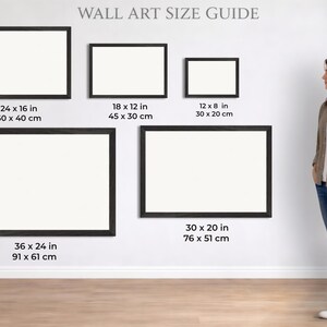 Puede incluir: Gu&iacute;a de tama&ntilde;os de arte mural con impresiones art&iacute;sticas rectangulares enmarcadas en varios tama&ntilde;os: 60 x 40 cm, 45 x 30 cm, 30 x 20 cm, 91 x 61 cm y 76 x 51 cm. Una mujer est&aacute; de pie junto a la pared.