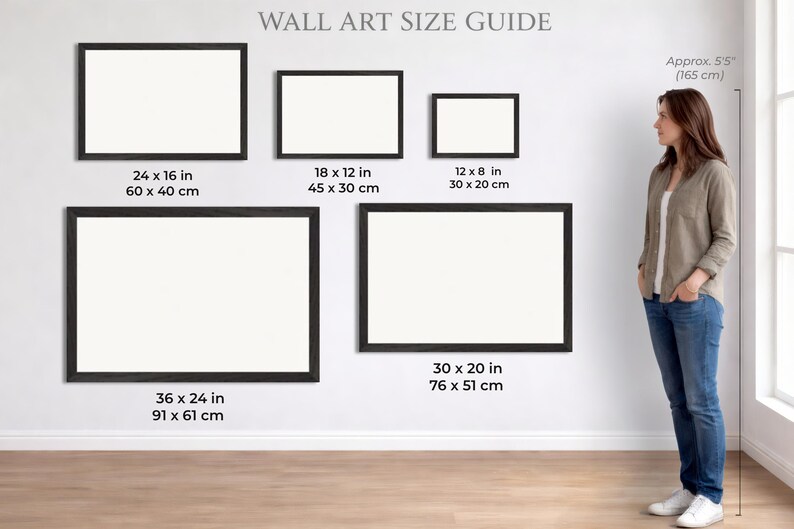 Puede incluir: Gu&iacute;a de tama&ntilde;os de arte mural con impresiones art&iacute;sticas rectangulares enmarcadas en varios tama&ntilde;os: 60 x 40 cm, 45 x 30 cm, 30 x 20 cm, 91 x 61 cm y 76 x 51 cm. Una mujer est&aacute; de pie junto a la pared.