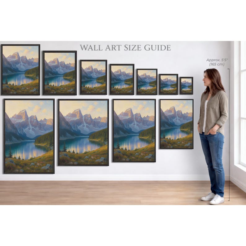 Puede incluir: Una gu&iacute;a de tama&ntilde;os de arte mural muestra pinturas de paisajes enmarcadas de una escena de lago de monta&ntilde;a. Las pinturas son de varios tama&ntilde;os, con una mujer de pie junto a ellas para la escala. El texto "WALL ART SIZE GUIDE" est&aacute; encima de las pinturas.