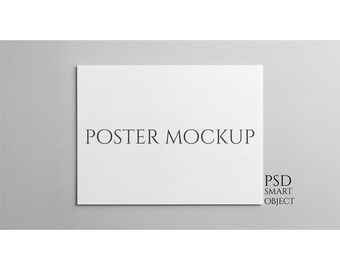 Könnte beinhalten: Ein weißes rechteckiges Poster-Mockup mit dem Text "POSTER MOCKUP" in einer Serifenschrift. Die Worte "PSD SMART OBJECT" befinden sich in der unteren rechten Ecke. Das Poster befindet sich auf einem grauen Hintergrund.