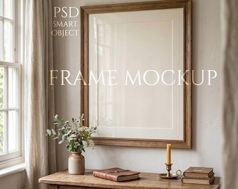 Könnte beinhalten: Holzrahmen-Mockup mit dem Text "PSD SMART OBJECT FRAME MOCKUP". Der Rahmen wird auf einem rustikalen Holztisch mit einer Blumenvase, einem ledergebundenen Buch und einer Kerze präsentiert. Neutrale Farbgebung.