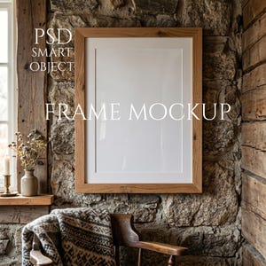 以下が含まれることがあります： 石壁を背景に、「PSD SMART OBJECT」と「FRAME MOCKUP」の文字が入った木製フレームモックアップ。模様入りの毛布がかかった木製の椅子が手前にあります。左側には、ろうそくと花瓶のある窓があります。