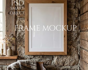 Könnte beinhalten: Ein Holzrahmen-Mockup mit dem Text "PSD SMART OBJECT" und "FRAME MOCKUP" vor einer Steinmauer. Im Vordergrund ein Holzstuhl mit einer gemusterten Decke. Links ein Fenster mit einer Kerze und einer Blumenvase.