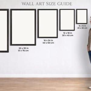 Puede incluir: Gu&iacute;a de tama&ntilde;os de arte mural con piezas de arte rectangulares enmarcadas. Los tama&ntilde;os incluyen 61 x 91 cm, 51 x 76 cm, 40 x 60 cm, 30 x 45 cm y 20 x 30 cm. Una mujer est&aacute; de pie junto al arte, mide aproximadamente 165 cm.