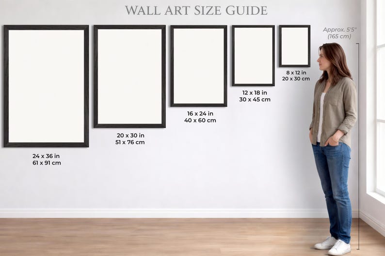 Puede incluir: Gu&iacute;a de tama&ntilde;os de arte mural con piezas de arte rectangulares enmarcadas. Los tama&ntilde;os incluyen 61 x 91 cm, 51 x 76 cm, 40 x 60 cm, 30 x 45 cm y 20 x 30 cm. Una mujer est&aacute; de pie junto al arte, mide aproximadamente 165 cm.
