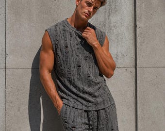 Completo da uomo composto da canotta e pantaloncini effetto usurato / Outfit streetwear estivo