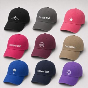 Könnte beinhalten: Eine Sammlung von neun Baseballkappen in verschiedenen Farben wie Schwarz, Grau, Pink, Magenta, Kastanienbraun, Beige, Blau, Dunkelblau und Lila. Jede Kappe zeigt ein weißes Motiv oder den Text custom text auf der Vorderseite der Krone.
