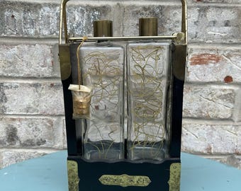 Ensemble de bar vintage anglais des années 50 avec bouteilles en verre, bois et laiton