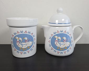 Juego de cocina Vintage Ribbon Geese con tetera y soporte para utensilios, decoración rústica, Treasure Craft USA Cottagecore