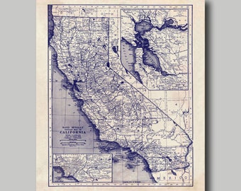 Può includere: Mappa vintage della California in inchiostro blu su sfondo crema. La mappa mostra le principali città, strade e caratteristiche geografiche. Il titolo "RAND MCNALLY Pocket Map of CALIFORNIA" è stampato nell'angolo in basso a sinistra.