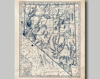 Può includere: Una mappa vintage del Nevada, stampata in inchiostro blu su uno sfondo color crema. La mappa mostra le contee dello stato e le principali città, tra cui Las Vegas, Reno e Carson City. La mappa è intitolata "Rand McNally Road Map of Nevada".