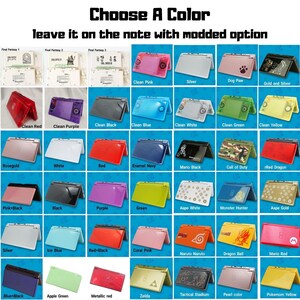 Puede incluir: Una variedad de consolas Nintendo DS en varios colores, incluyendo rosa, azul, verde y rojo. Cada consola se muestra abierta, mostrando la pantalla y los botones. La imagen incluye el texto "Choose A Color".